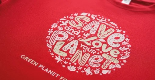 Sieta transfera apdruka uz sarkana krekla &mdash; Save and Love Your Planet dizains