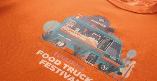 Digitālā transfera apdruka uz oranža krekla &mdash; Toulouse Food Truck Festival dizains ar gradientiem