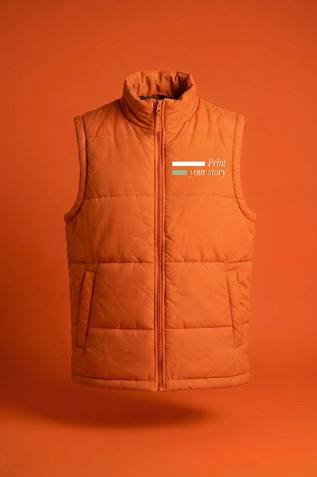 Oranža veste jaka ar Print your story apdruku uz krūts