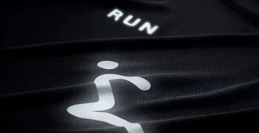 Atstarojo&scaron;ā transfera apdruka uz melna sporta krekla &mdash; RUN uzraksts un skrējēja silueta